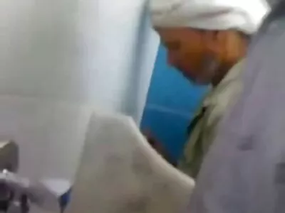 একটি স্বর্ণকেশী একটি ইন্ডিয়ান সেক্সি বিএফ dildo অশ্বচালনা করছে