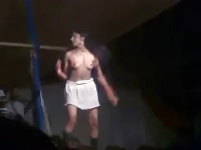 বড় চামচ মধু stroking একটি কঠিন শিশ্ন বিএফ সেক্সি