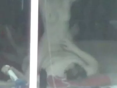 কঠোর মেয়ে ধূমপান করে এবং ক্যামেরার সামনে হিন্দি সেক্সি বিএফ তার শরীরকে আদর করে